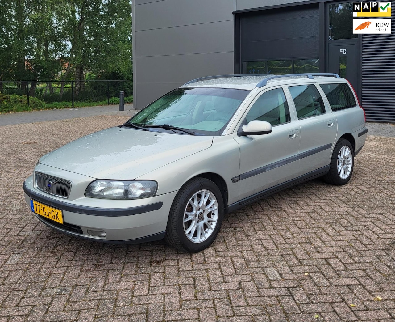 Volvo V70 - 2.4 Comfort Line 2.4 Comfort Line, Airco,Trekhaak,rijd zeer goed! - AutoWereld.nl