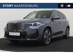 BMW iX1 - eDrive20 M Sport / Panoramadak / Trekhaak / Sportstoelen / Achteruitrijcamera / Adaptieve