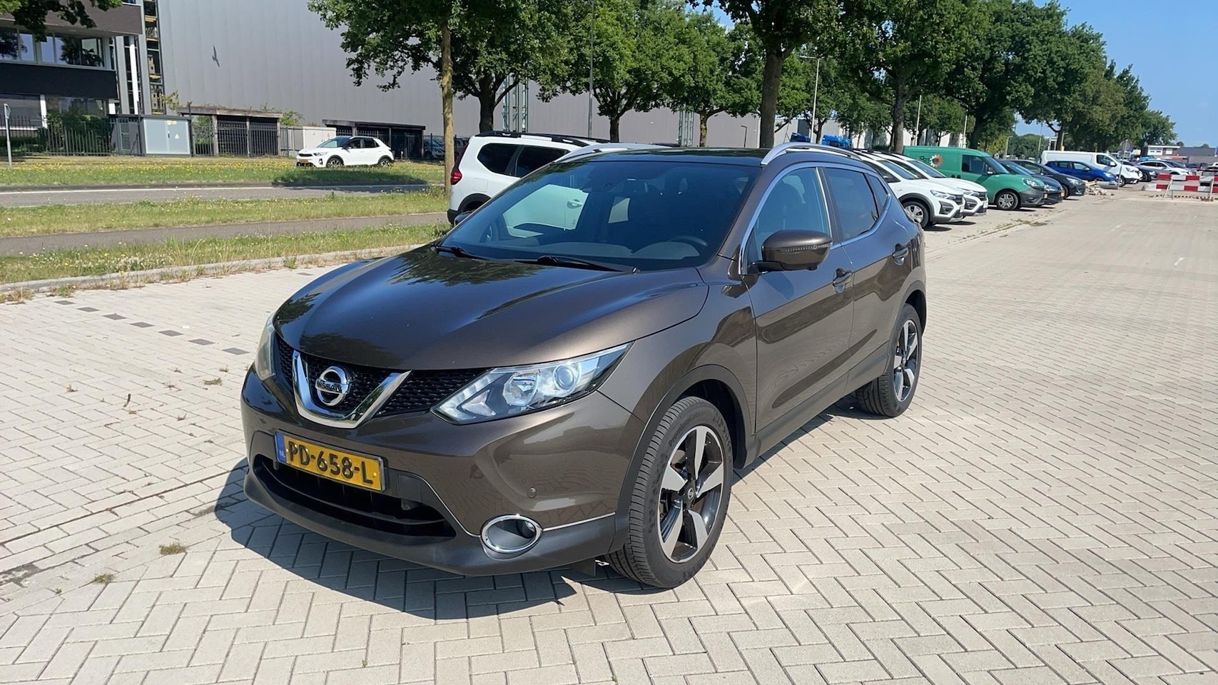Nissan Qashqai - 1.2 N-Connecta | Trekhaak | Panoramadak | 360 Graden camera | Navigatie | - AutoWereld.nl