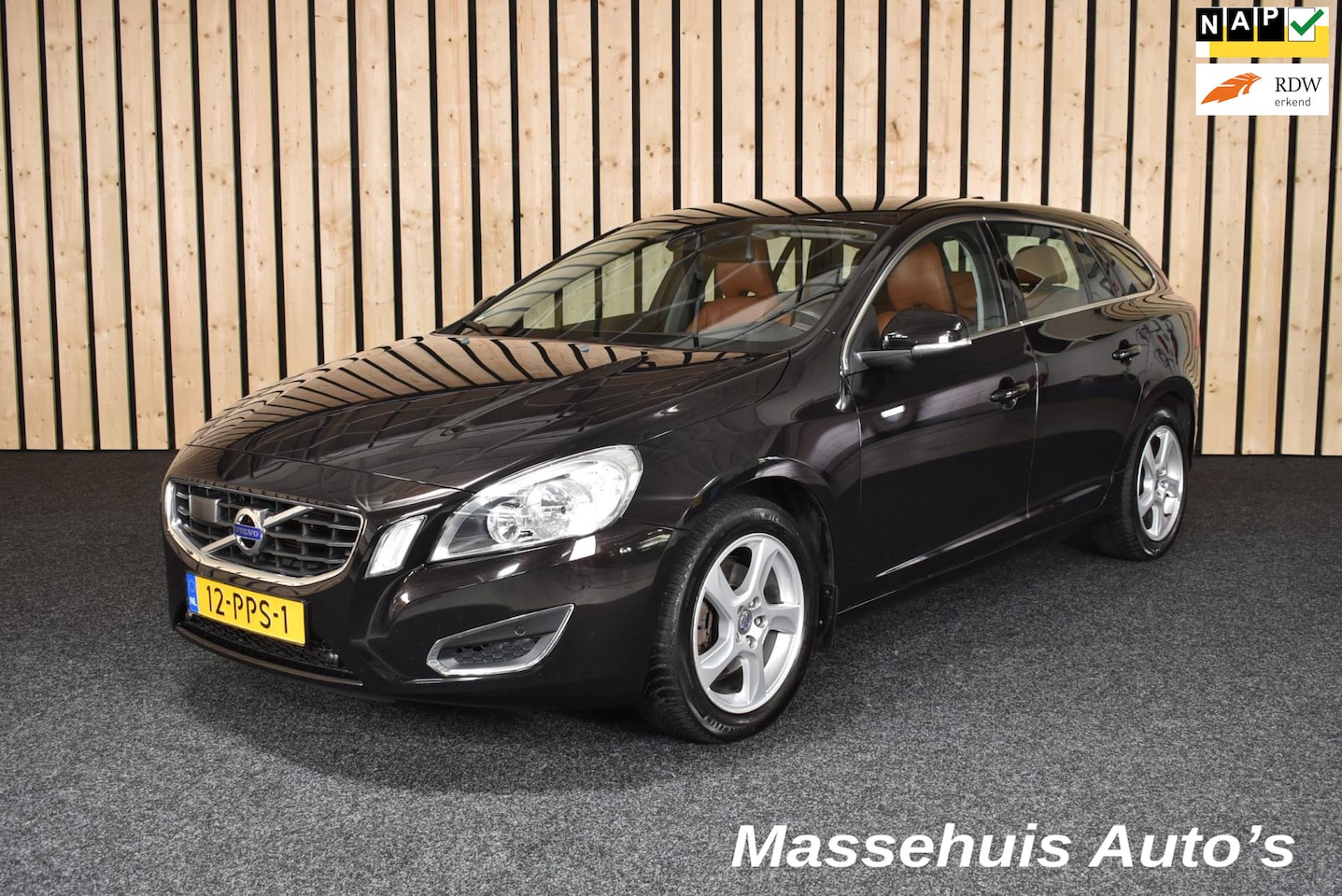 Volvo V60 - 1.6 T4 Momentum 161dkm Trekhaak Leer Automaat 180pk Dealerauto Nwe APK - AutoWereld.nl