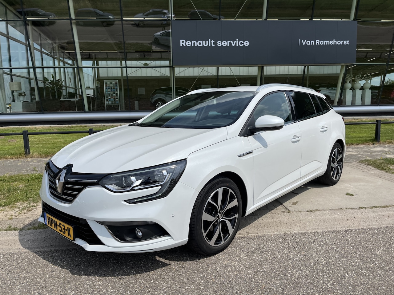 Renault Mégane Estate - 1.3 TCe 140 PK Bose /Dealer onderhouden/ Stoelverw. / Camera / Keyless / PDC V+A / Climate - AutoWereld.nl