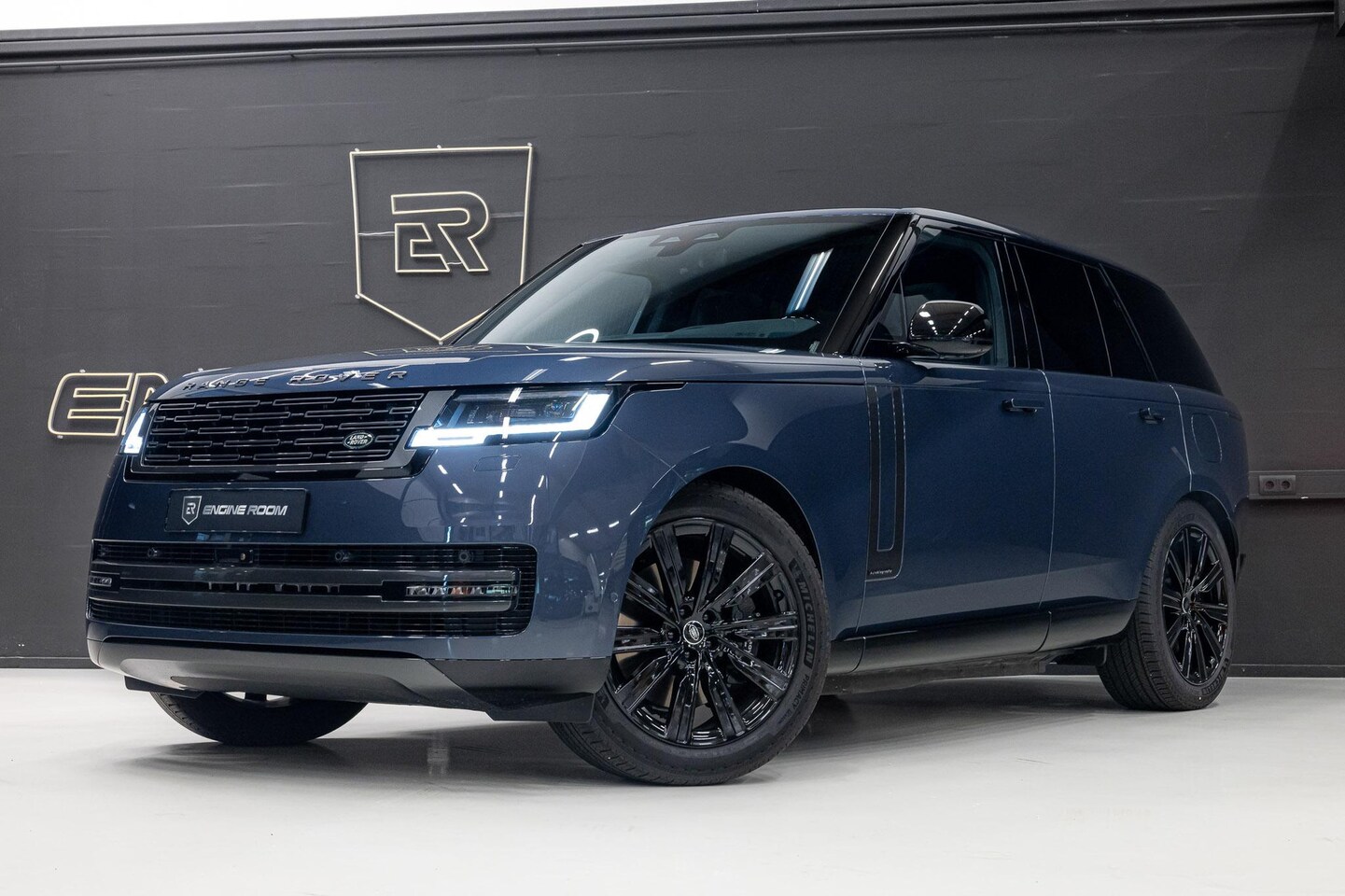 Land Rover Range Rover - 3.0 P550e Autobiography PHEV Varasine Blue | Panoramadak | HUD | Trekhaak | Massage | Shad - AutoWereld.nl