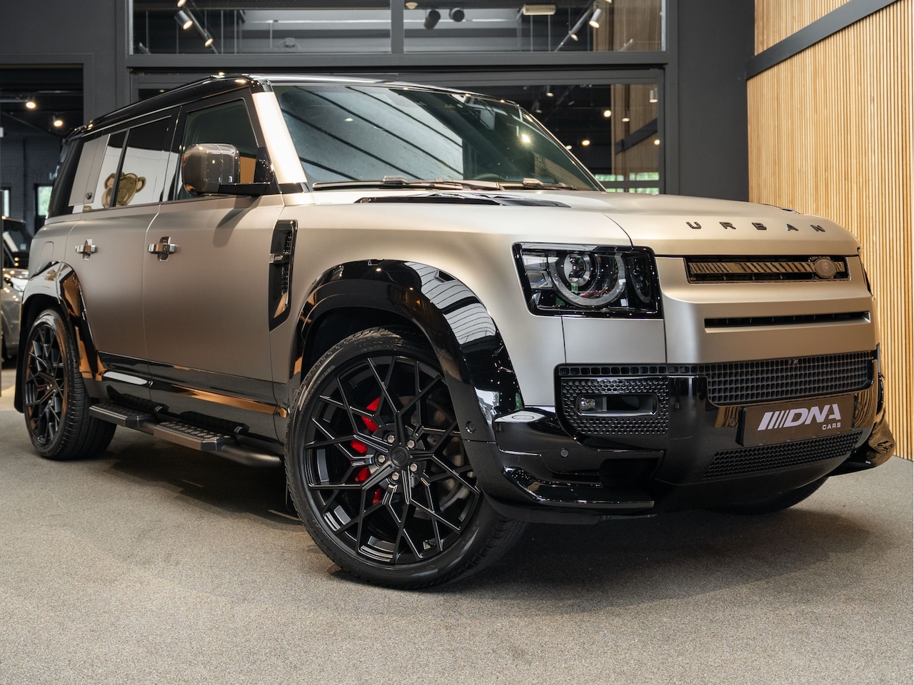 Land Rover Defender 110 - Urban Automotive WIDE Track HSE Hybrid P300e X-Dynamic HSE 22 INCH WIDE TRACK - AutoWereld.nl