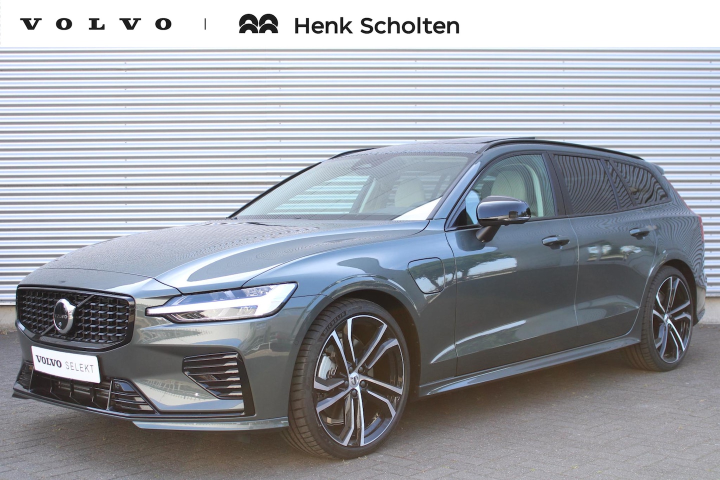Volvo V60 - 2.0 T6 Plug-in hybrid AWD Plus Dark | 20 Inch Lichtmetalen Velgen | Trekhaak Semi Elektris - AutoWereld.nl
