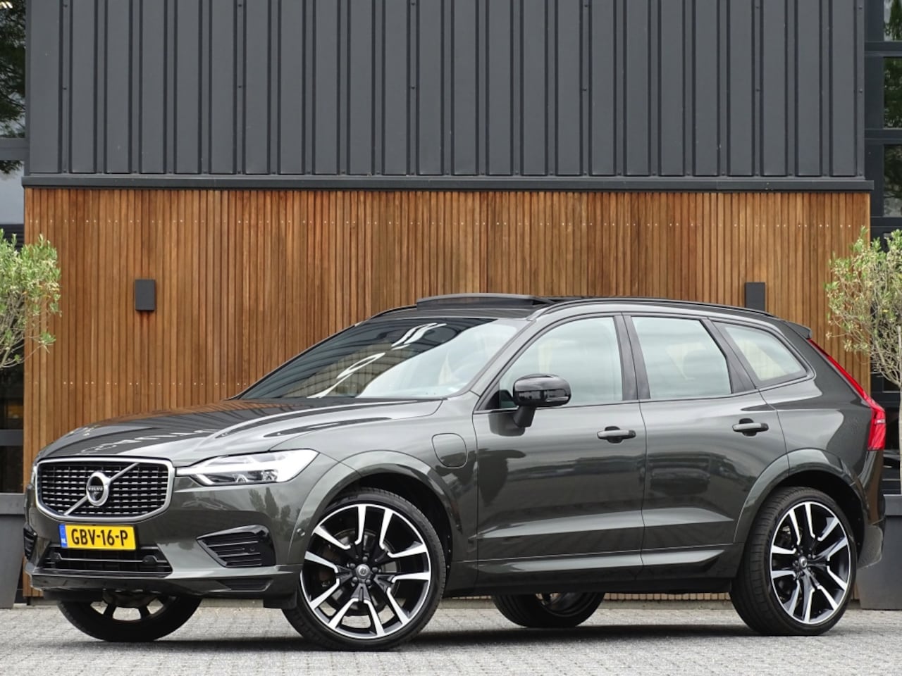 Volvo XC60 - 2.0 T8 407PK AWD / Inscription / panoramadak / 360° / LED - AutoWereld.nl