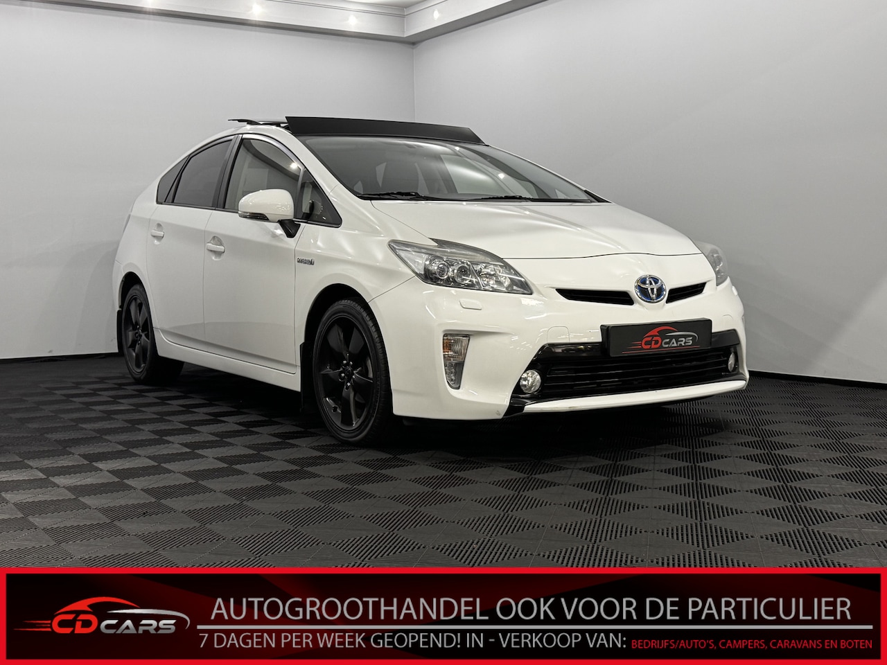 Toyota Prius - 1.8 Dynamic Business Pano, Half leder, Camera, Navi, Keyless start, Cruise control, Clima - AutoWereld.nl