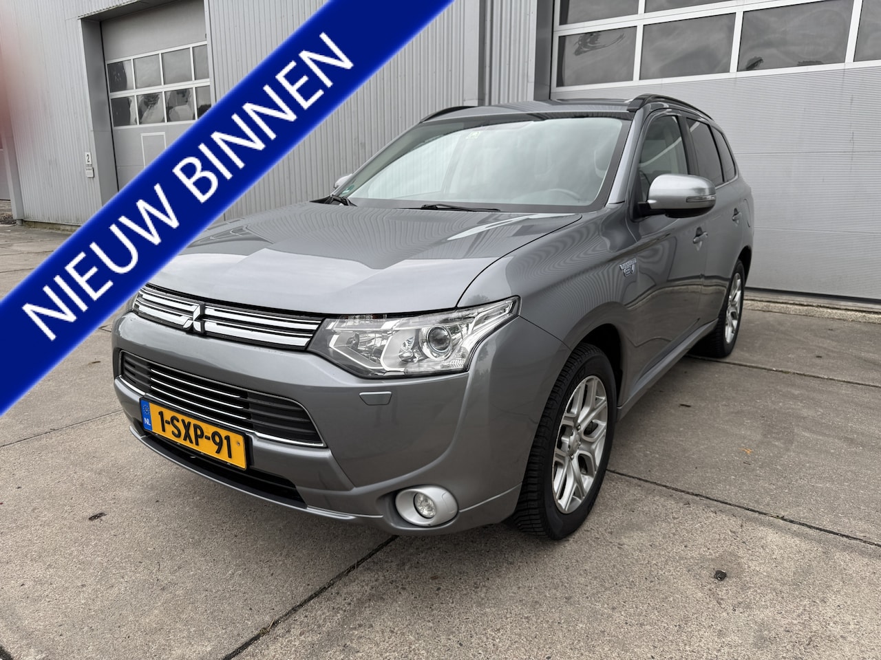 Mitsubishi Outlander - 2.0 PHEV Instyle Trehaak,xenon,schuid,leer,stoelverw,clima,cruise - AutoWereld.nl
