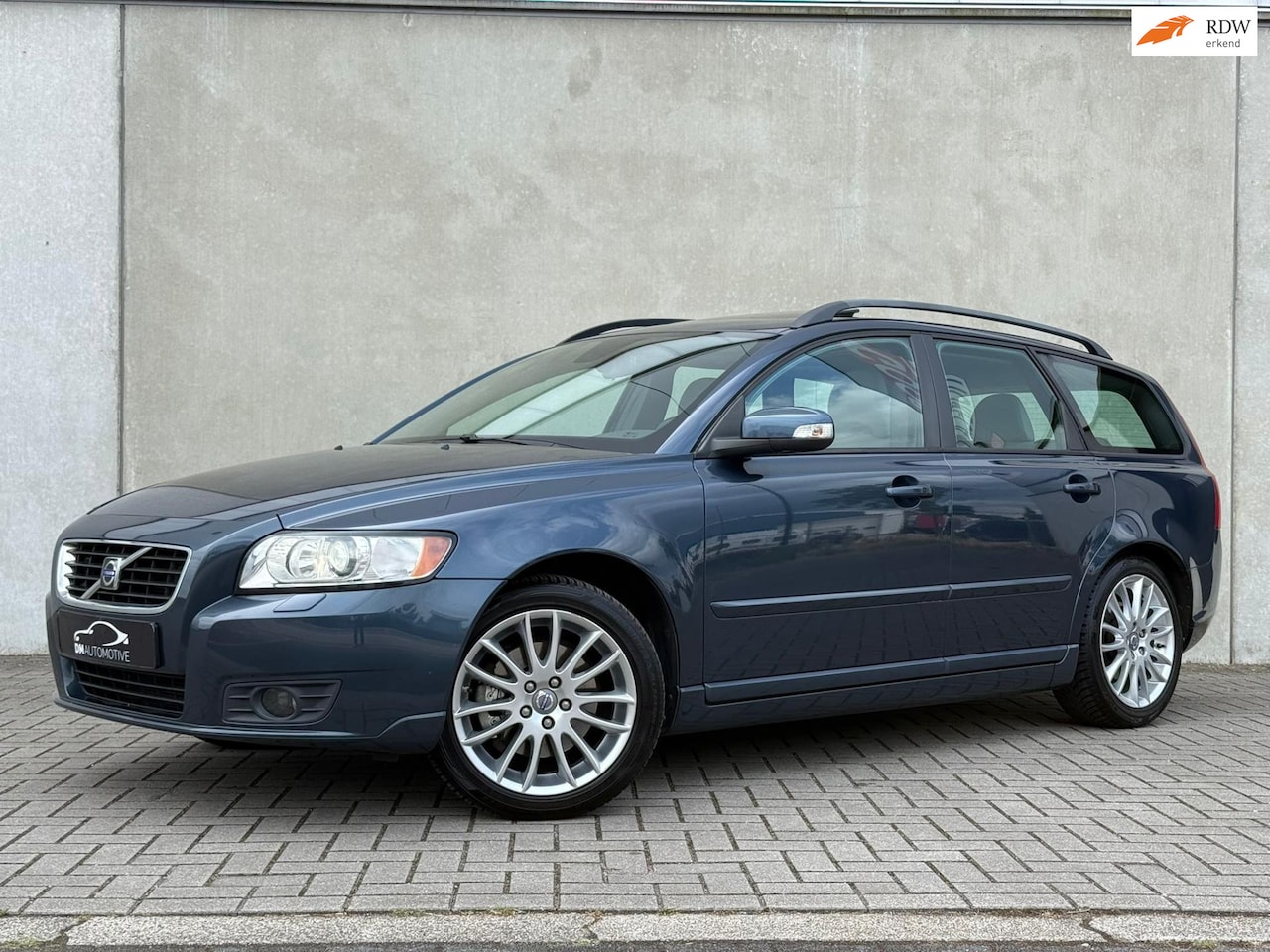 Volvo V50 - 2.4i Momentum 2.4i Momentum, automaat, leer, xenon - AutoWereld.nl