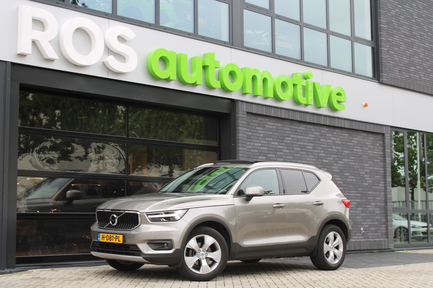 Volvo XC40 - 1.5 T3 Momentum Pro | NAP! | BTW | PANO | KEYLESS | ELEK TREKHAAK | - AutoWereld.nl