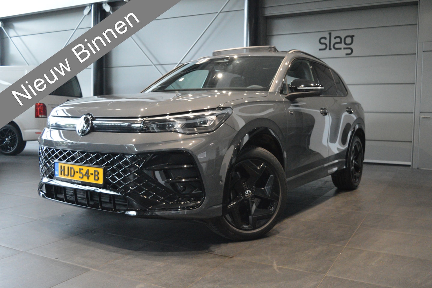Volkswagen Tiguan - 2.0 TDI 3X R-LINE navi pano trekhaak 19 inch 150 pk !! - AutoWereld.nl