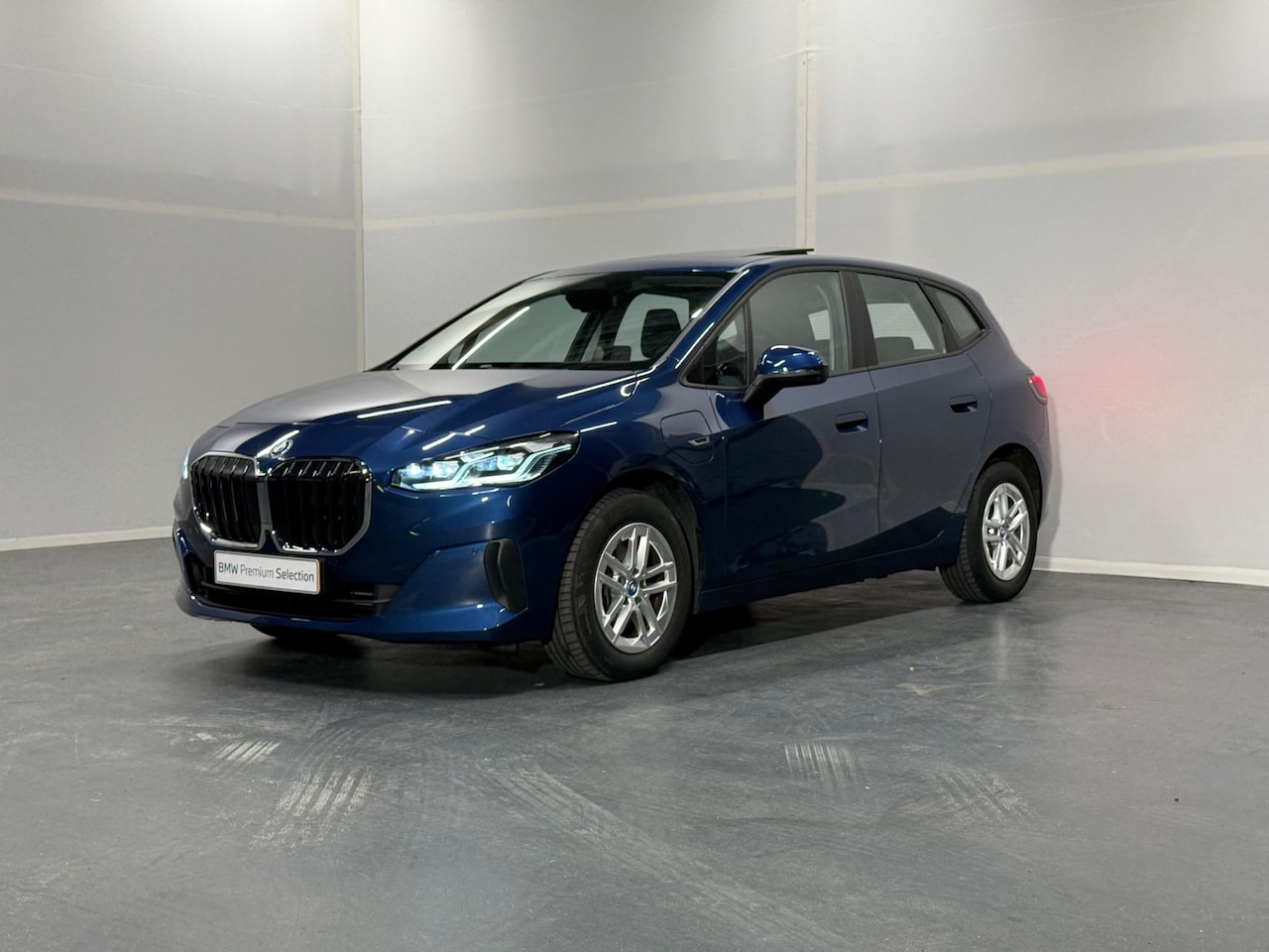 BMW 2-serie Active Tourer - 225e xDrive | Panoramadak | Adaptieve Koplampen | Head-Up Display | Harman Kardon Audiosys - AutoWereld.nl