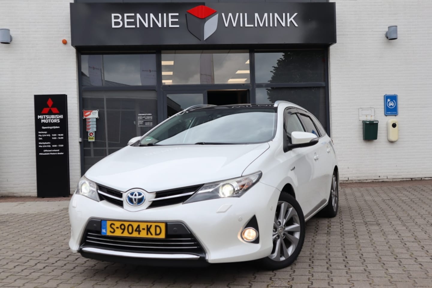 Toyota Auris Touring Sports - 1.8 Hybrid Executive PanoDak/Trekhaak/Navi/Camera - AutoWereld.nl