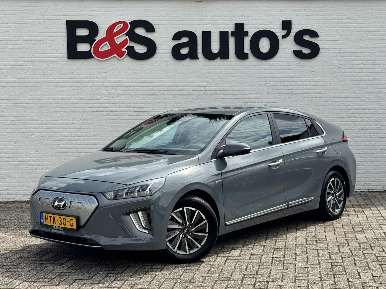 Hyundai IONIQ - Premium EV 38 kWh Adaptive cruise control Climate control Stoel- en stuurverwarming Achter - AutoWereld.nl