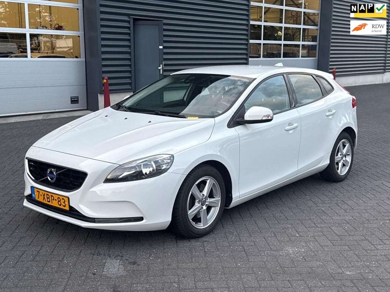 Volvo V40 - 1.6 T2 1.6 T2 , PDC , trekhaak - AutoWereld.nl