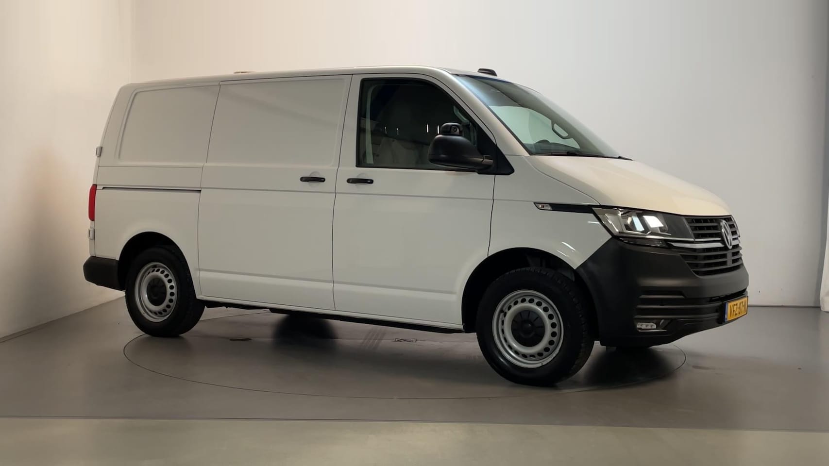 Volkswagen Transporter - 2.0 TDI 150pk DSG L1H1 3-zits Camera Navigatie DAB+ App-Connect - AutoWereld.nl