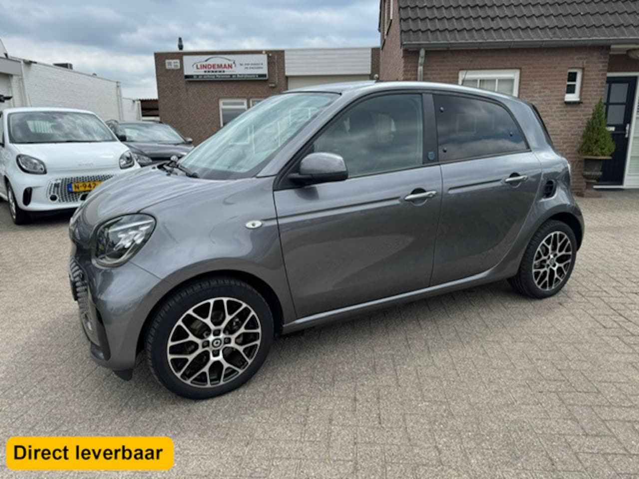 Smart Forfour - EQ Comfort PLUS 18 kWh Aut Navigatie Panoramadak - AutoWereld.nl