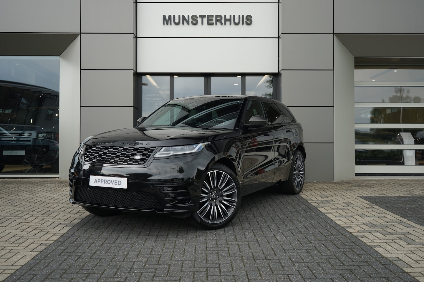 Land Rover Range Rover Velar - P250 AWD R-Dynamic Carbon Edition | Schuif/Kantel dak | Voorstoelen verwarmd / gekoeld | M - AutoWereld.nl