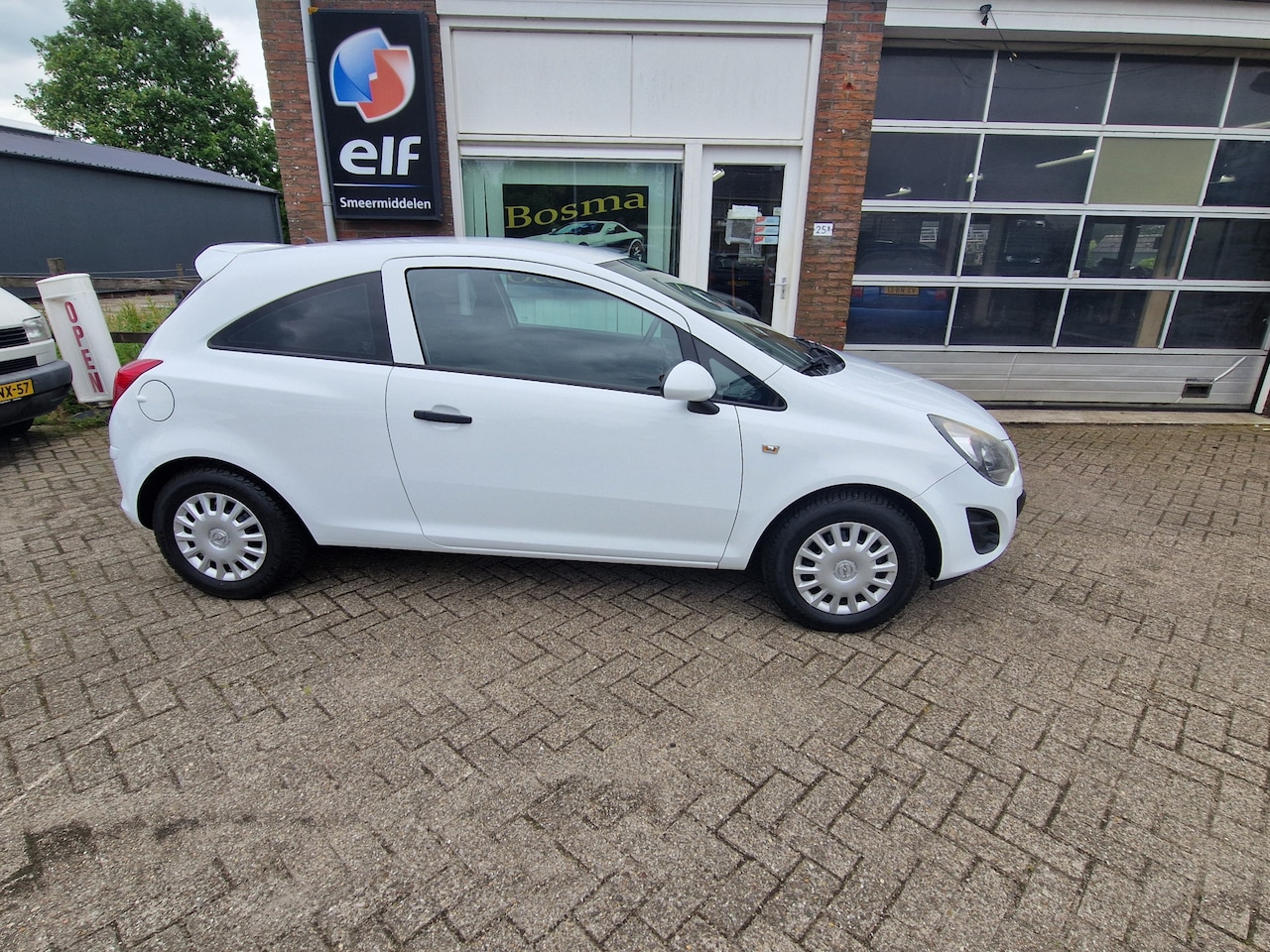 Opel Corsa - 1.2i "Selection" Airco - Trekhaak - Apk 07-02-2026 !! - AutoWereld.nl