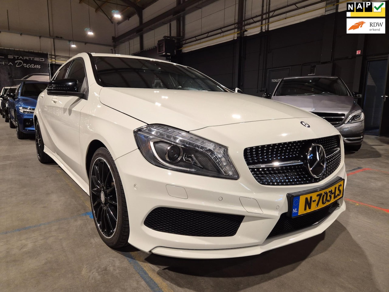 Mercedes-Benz A-klasse - 180 Ambition - AMG Pakket - Clima - Cruise - Navigatie - Stoelverwarming - AutoWereld.nl