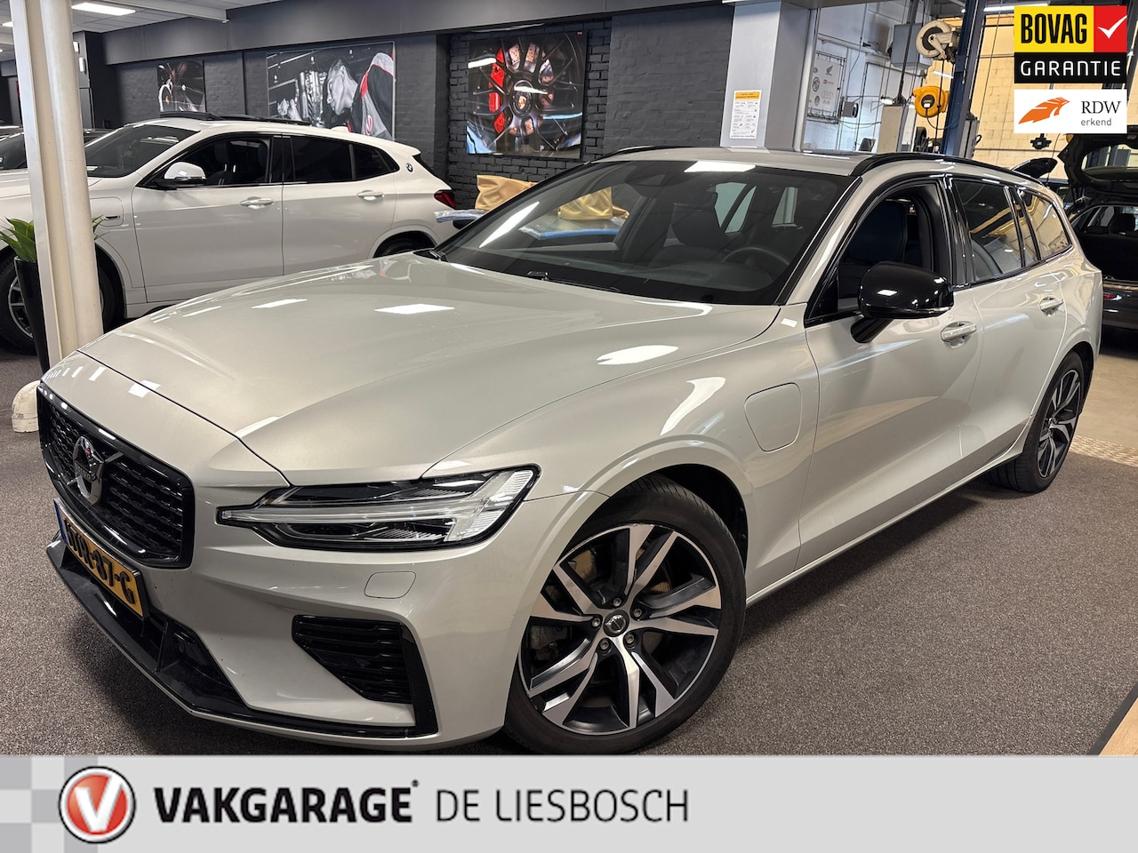 Volvo V60 - 2.0 T6 Recharge AWD R-Design / Panorama-dak / Trekhaak / Leder / Harman-kardon - AutoWereld.nl