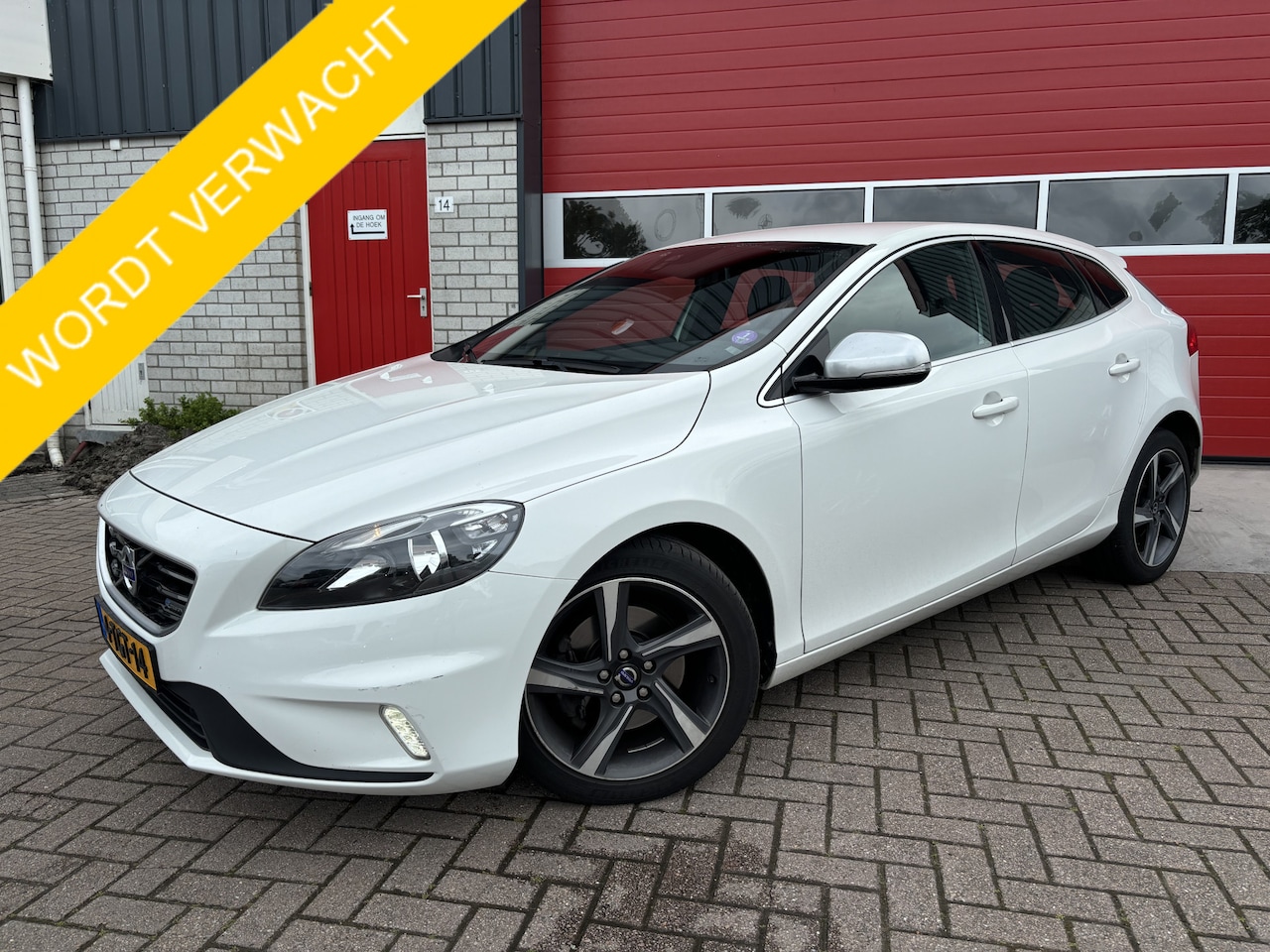 Volvo V40 - 1.6 T2 R-Design TREKHAAK / NWE D-RIEM / NAVI / CLIMA / PDC / BLUETOOTH / CRUISE / NL-AUTO - AutoWereld.nl