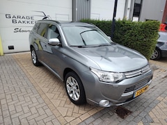Mitsubishi Outlander - 2.0 PHEV Instyle Camera Navigatie Leder Panoramadak