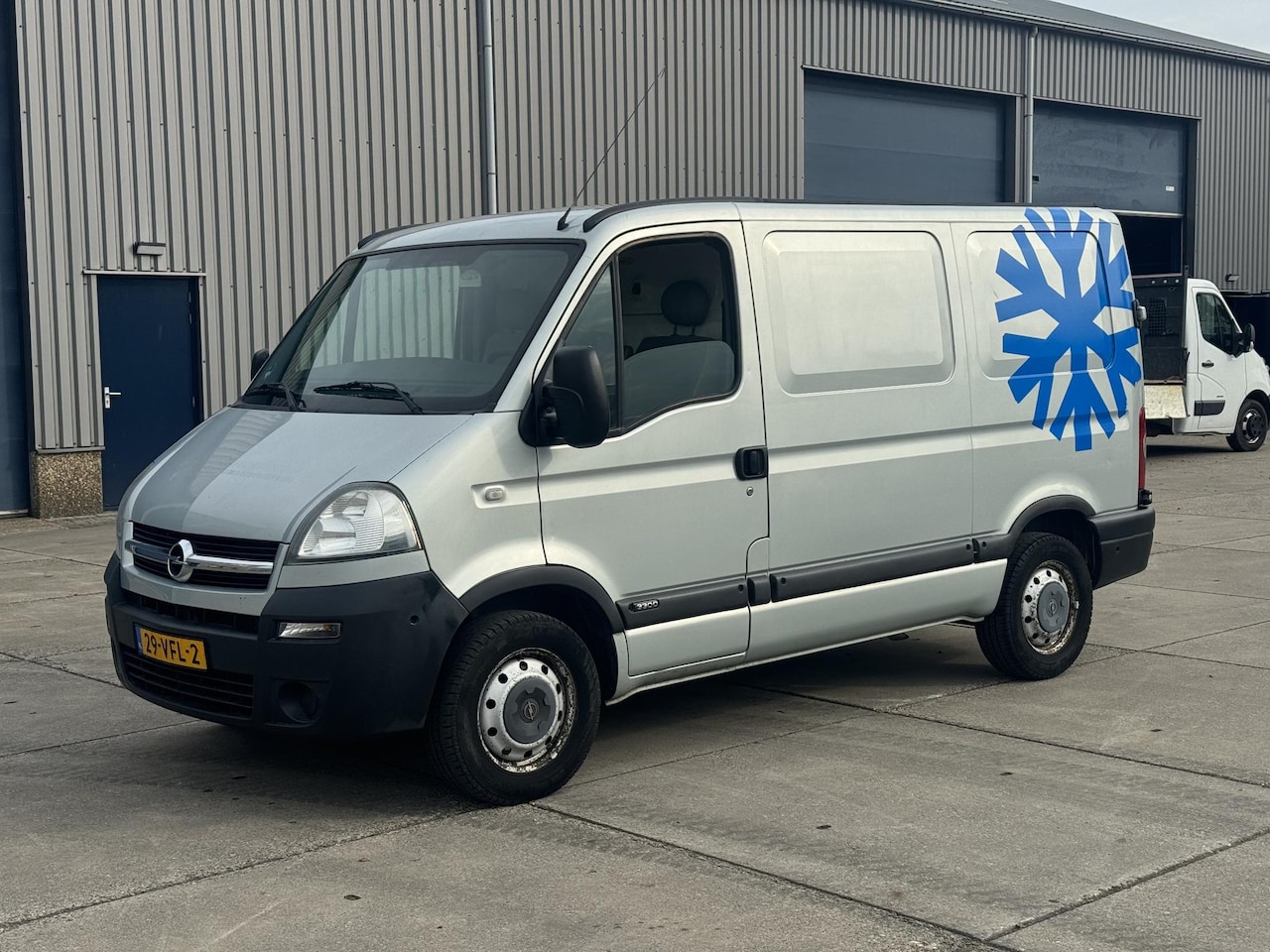 Opel Movano - 2.5 CDTI L1H1 3 ZITS / N.A.P / RADIO / APK TOT 11-3-2026 !! - AutoWereld.nl