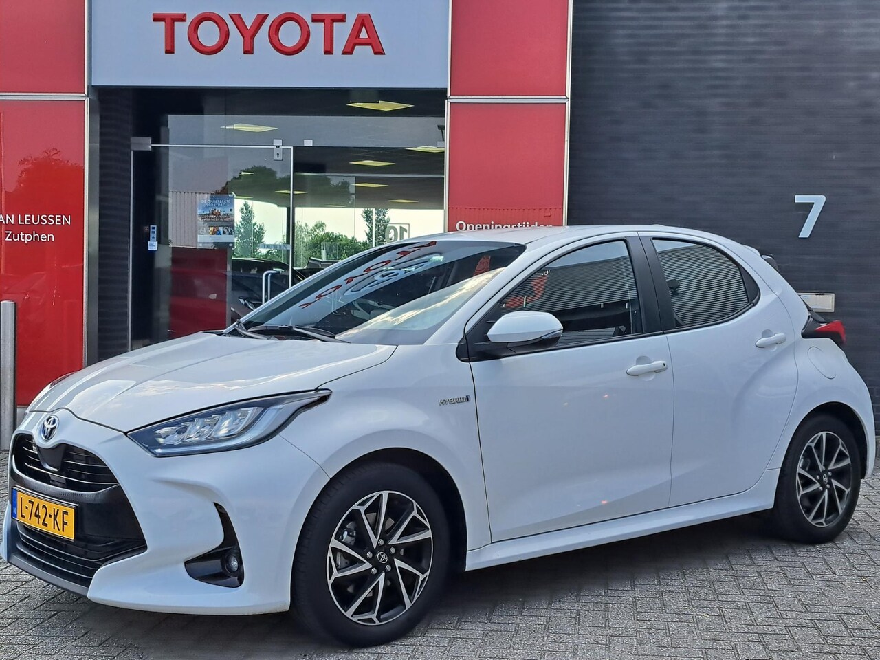 Toyota Yaris - 1.5 Hybrid Dynamic ACHTERUITRIJCAMERA AIRCO ADAPTIVE CRUISE CONTROL - AutoWereld.nl