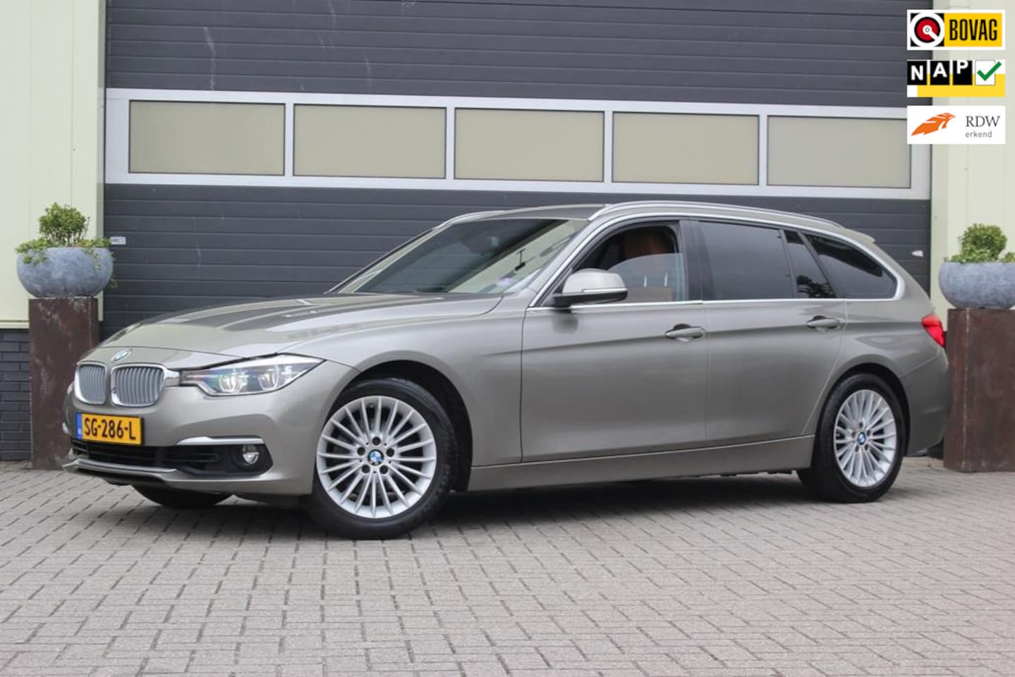BMW 3-serie Touring - 320i Edition Luxury Line Purity | Trekhaak | - AutoWereld.nl