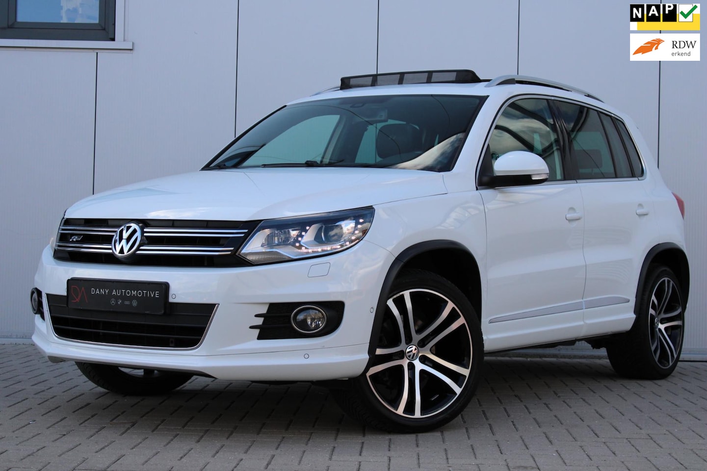 Volkswagen Tiguan - 1.4 TSI R-Line PANO I LEDER I LED I DYNAUDIO I AFN. TREKHAAK I PARK PILOT I 19INCH I - AutoWereld.nl