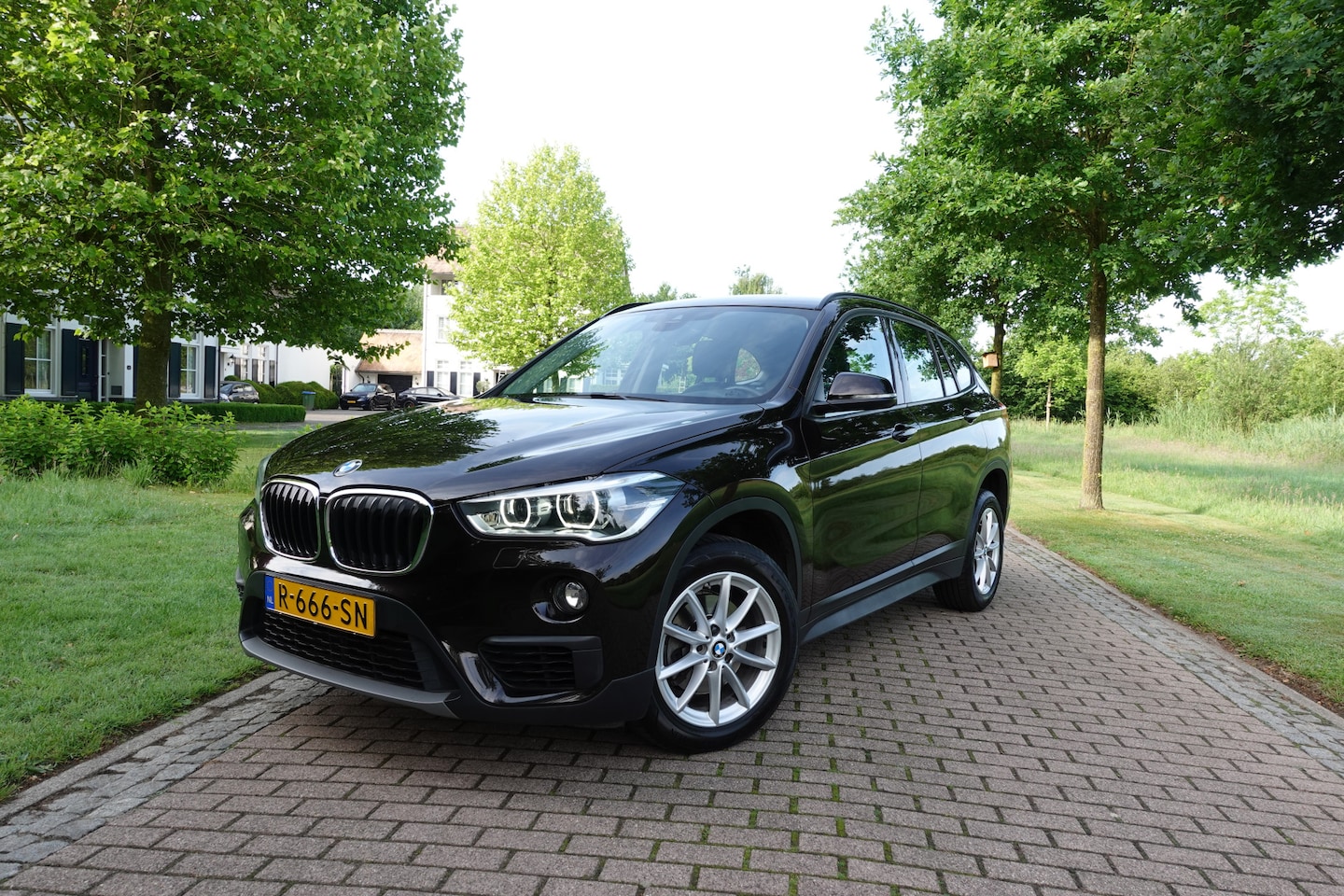 BMW X1 - sDrive18i | Lage KM! | CarPlay | Leder | Camera | Elektrische Klep | NAVI | - AutoWereld.nl