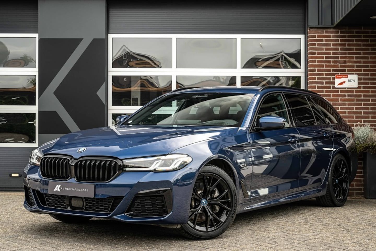 BMW 5-serie Touring - 530e xDrive | M Sport | Leder | Adap. led | HIFI | Adap. cruise | Trekhaak | 19' Inch | - AutoWereld.nl