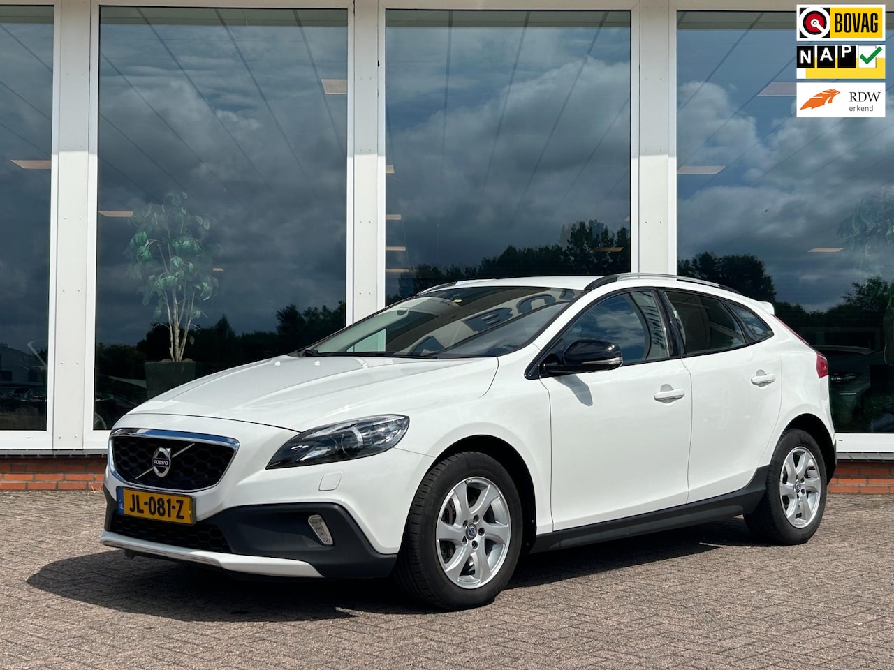 Volvo V40 Cross Country - 1.5 T3 Nordic+ AUT. - Origineel NL - NAP - Navi - PDC - Trekhaak - AutoWereld.nl