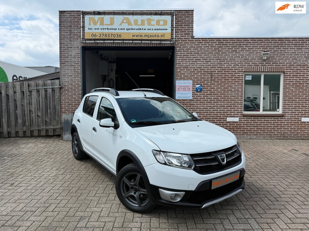 Dacia Sandero Stepway - 0.9 TCe Lauréate navigatie PDC airco - AutoWereld.nl