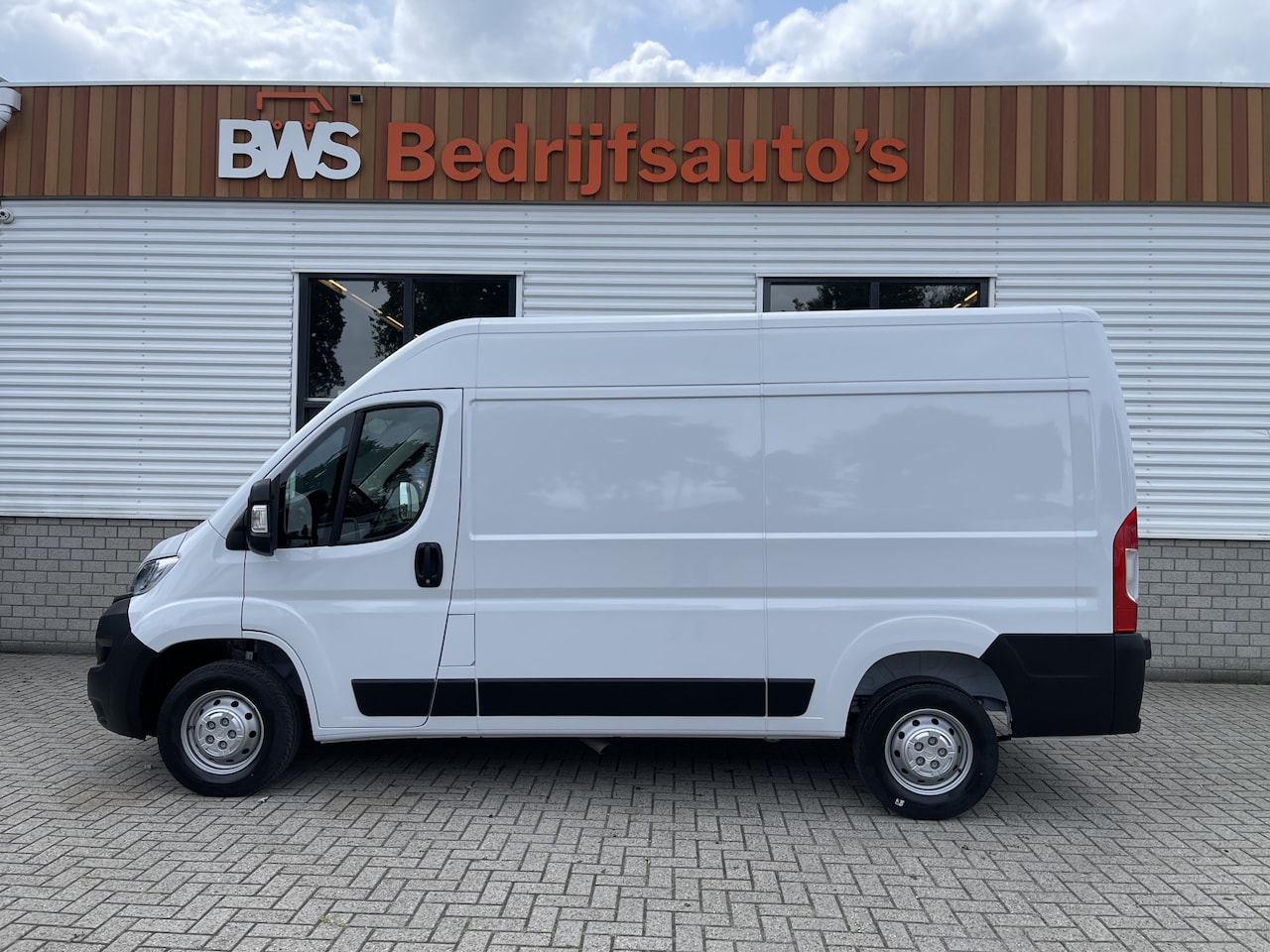 Opel Movano - 2.2D 140pk L2H2 3.5t / nieuw overjarig / direct leverbaar / € 25.950 ex btw / parkeersenso - AutoWereld.nl