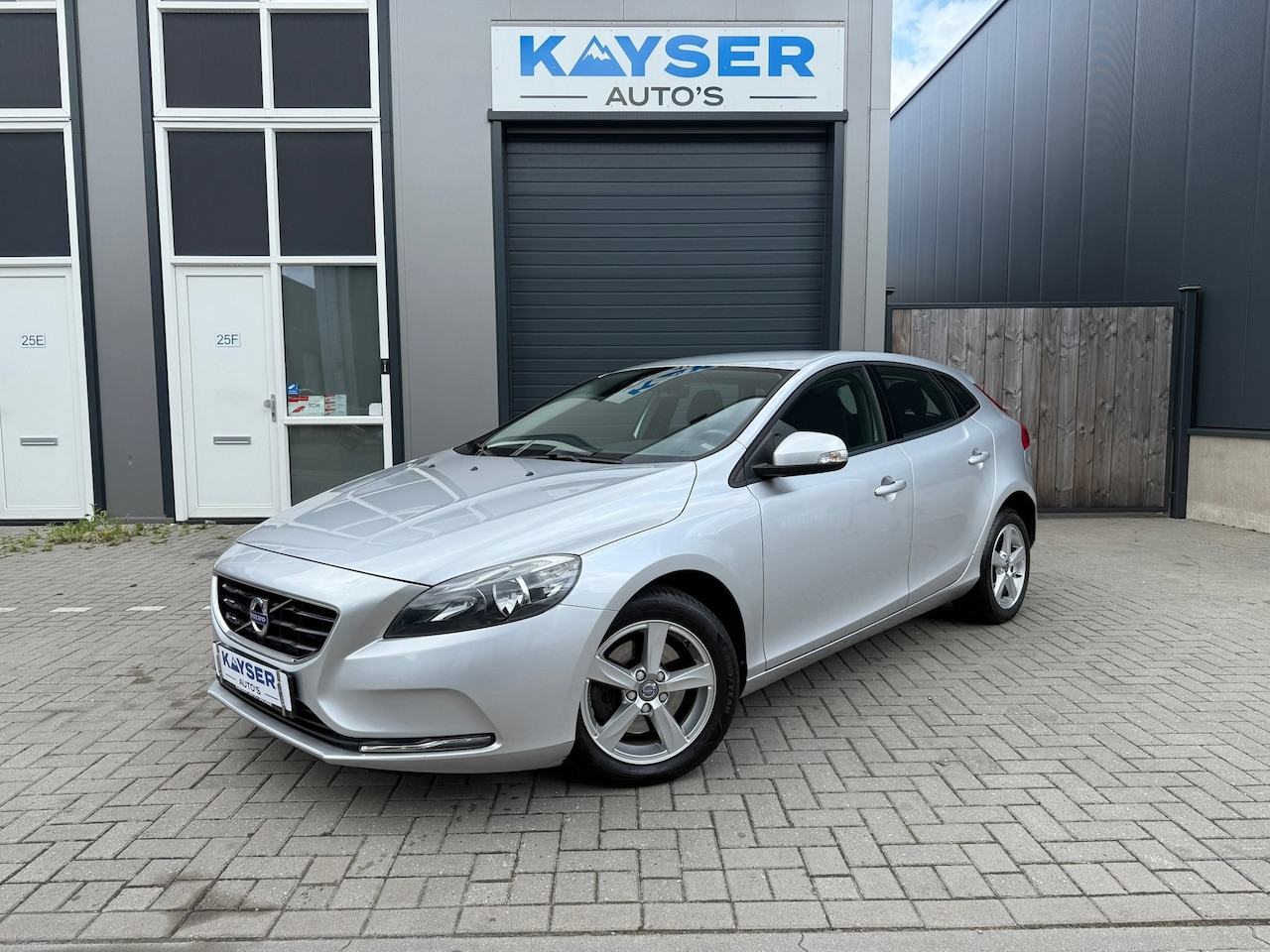 Volvo V40 - 2.0 T2 Kinetic Virtual Cockpit Cruise Navi BT Trekhaak - AutoWereld.nl