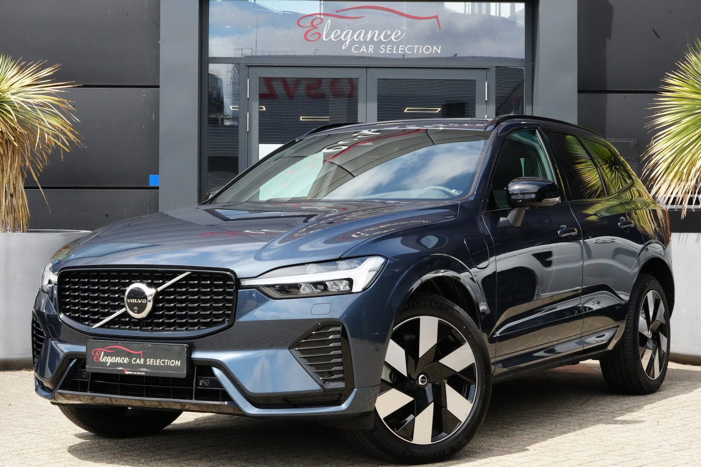 Volvo XC60 - 2.0 T8 Plug-in hybrid AWD Plus Dark 455pk Panoramadak/Stoelverwarming/360Camera - AutoWereld.nl