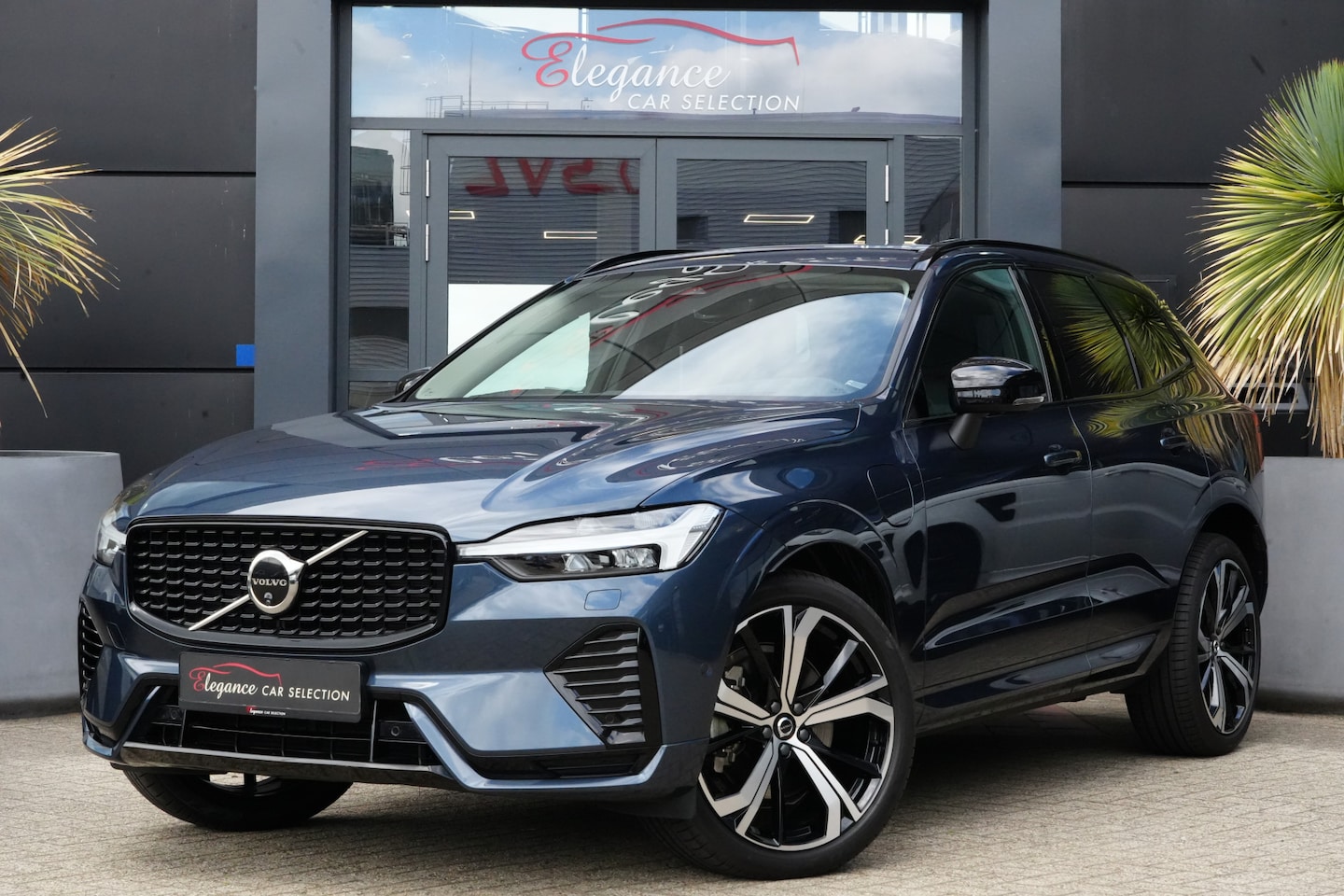 Volvo XC60 - 2.0 T8 Plug-in hybrid AWD Ultimate Dark 455pk Panoramadak/HuD/360Camera - AutoWereld.nl