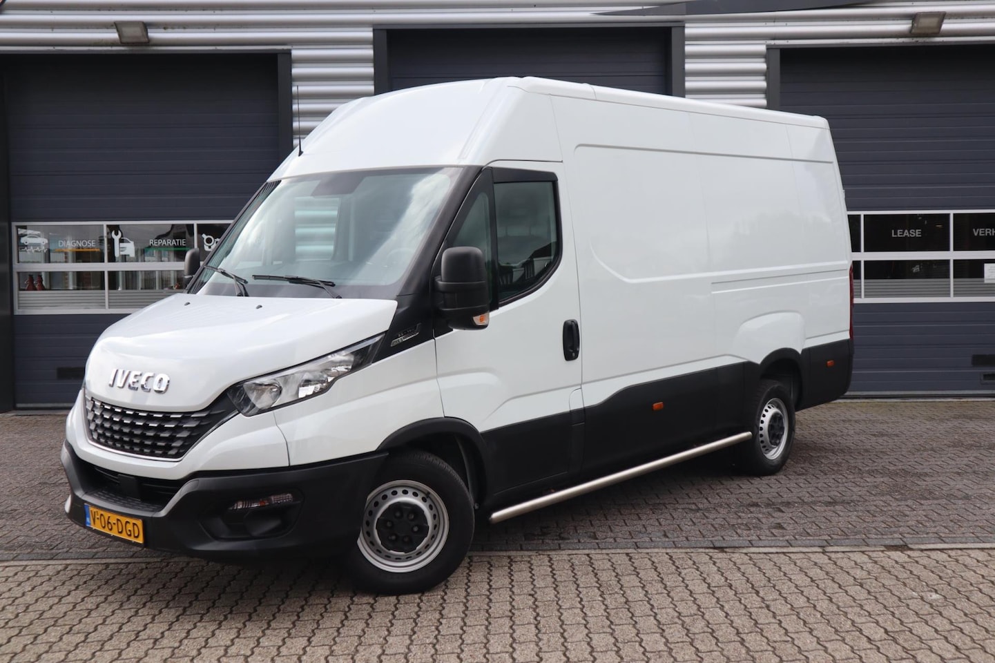 Iveco Daily - 35S14V 2.3 352 H2 35S14V 2.3 352 H2, Automaat, Trekhaak, binnenbetimmering - AutoWereld.nl