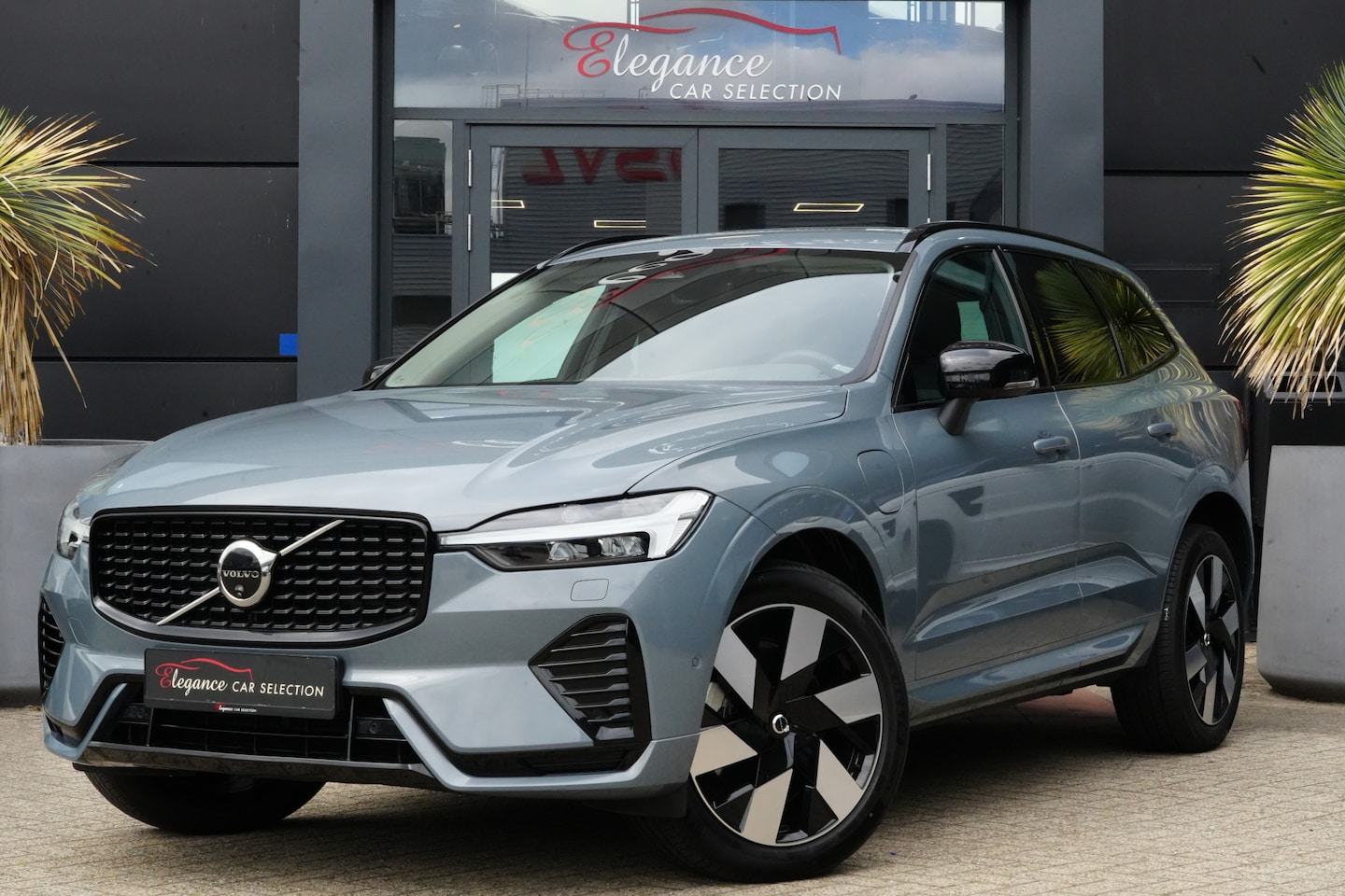 Volvo XC60 - 2.0 T8 Plug-in hybrid AWD Plus Dark 455pk Panoramadak/Stoelverwarming/360Camera - AutoWereld.nl