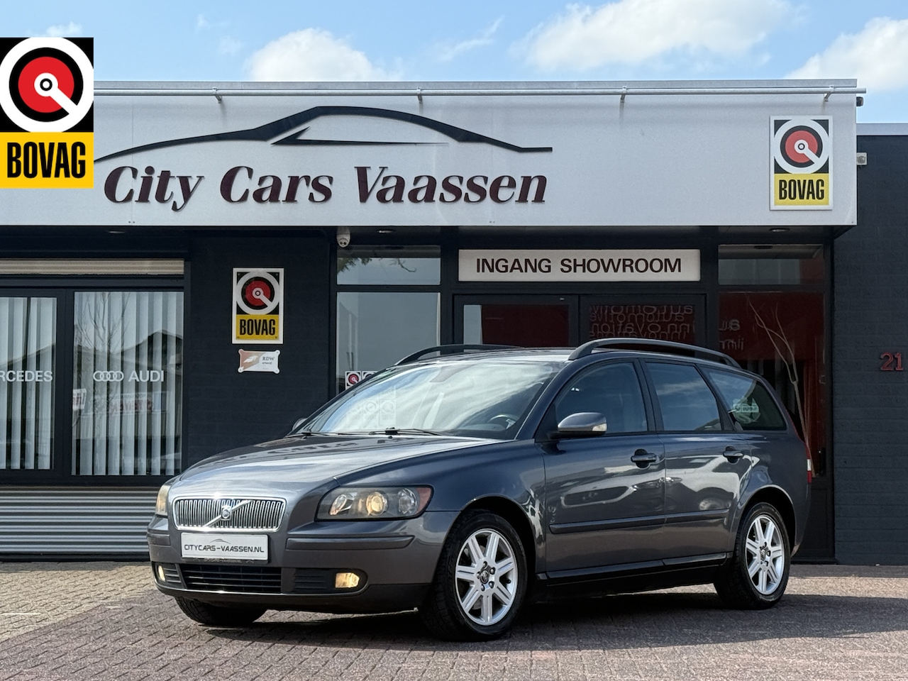 Volvo V50 - 2.4 Momentum 141 pk youngtimer climate ctr cruise ctr lmv trekhaak half leder stof - AutoWereld.nl
