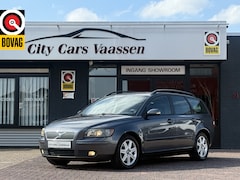 Volvo V50 - 2.4 Momentum 141 pk youngtimer climate ctr cruise ctr lmv trekhaak half leder stof