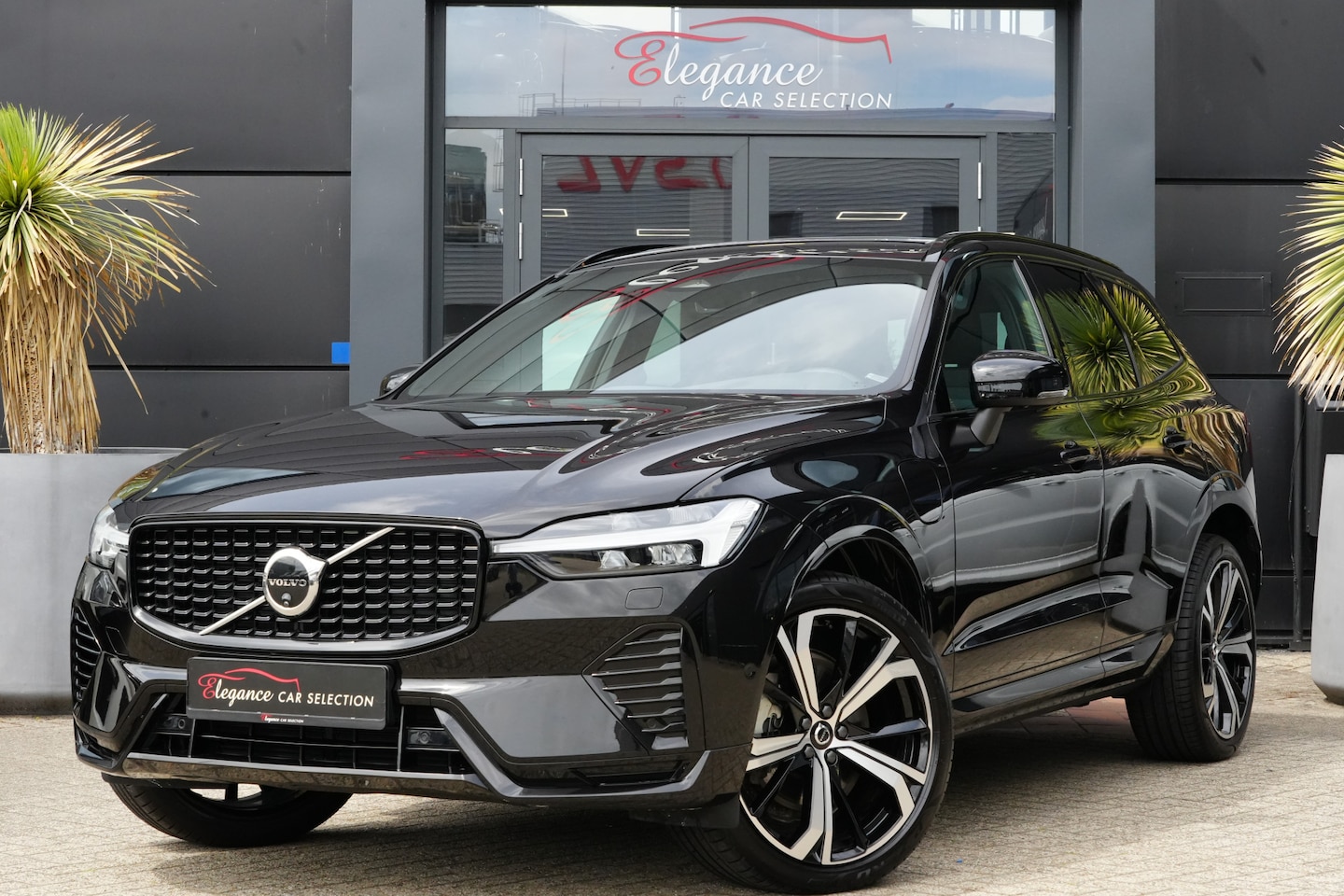 Volvo XC60 - 2.0 T6 Plug-in hybrid AWD Plus Dark 350pk Panoramadak/Stoelverwarming/360Camera - AutoWereld.nl