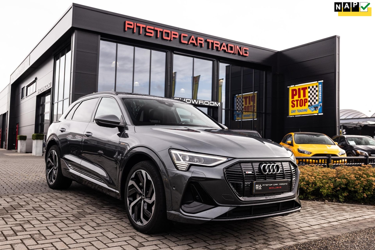 Audi e-tron - 55 quattro S-Line 95 kWh, Pano, ACC, Trekhaak, Sfeerverlichting - AutoWereld.nl