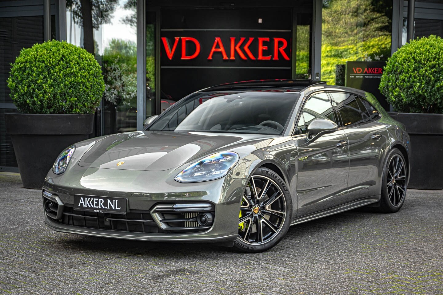 Porsche Panamera Sport Turismo - 4 Hybrid Platinum SportDesign | 4Wsturing | Head-up | ACC - AutoWereld.nl