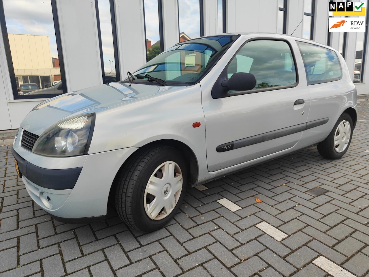 Renault Clio - 1.2-16V Authentique Lage km stand - AutoWereld.nl