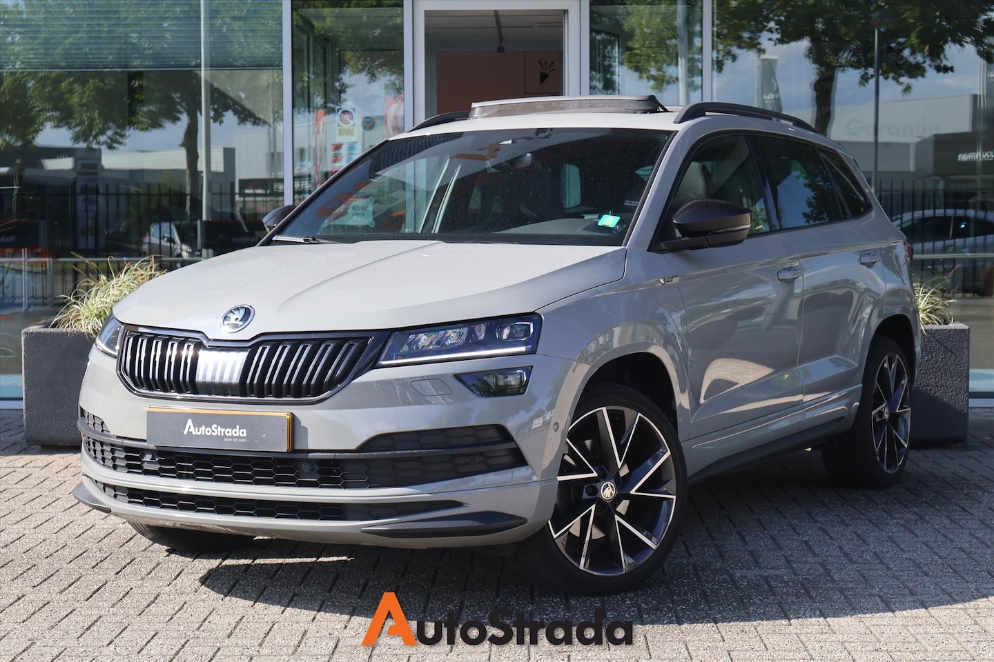 Skoda Karoq - 1.5 SportLine 150pk | Canton | Trekhaak | Keyless | Adaptive | Camera | Pano | Stoelverwar - AutoWereld.nl