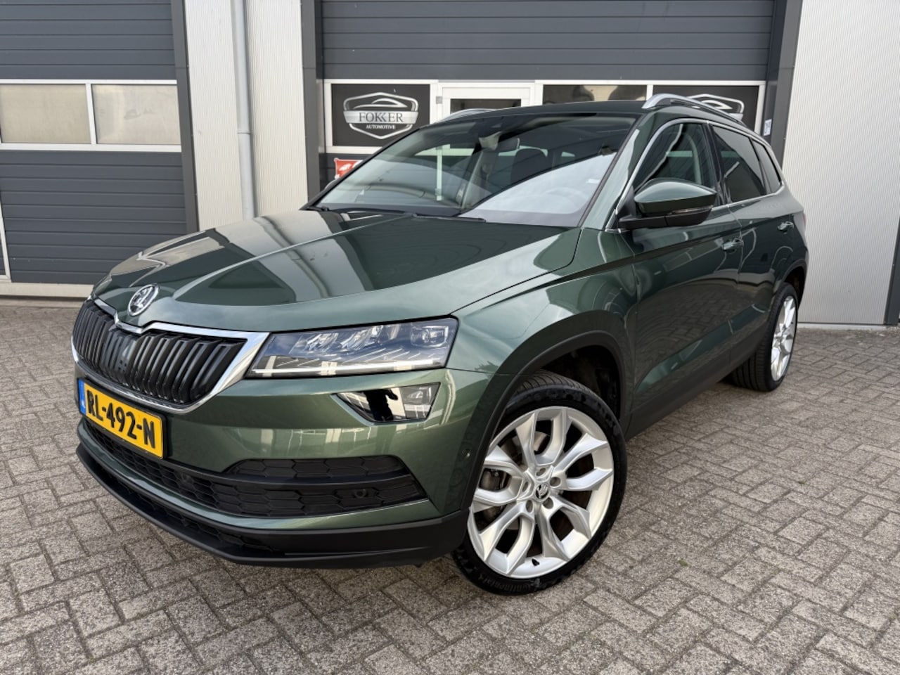 Skoda Karoq - 1.5 TSI ACT St. Bus. NAP Automaat Pano Trekhaak Canton ACC Led - AutoWereld.nl