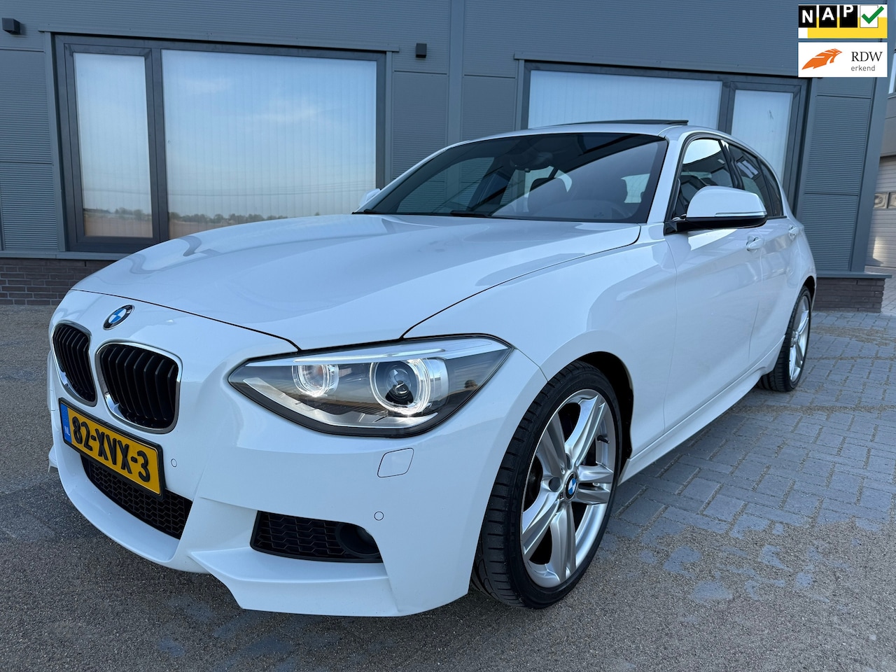 BMW 1-serie - 118i/Automaat/M-Pakket/Schuifdak/NAP/Xenon/Leer/18inch - AutoWereld.nl