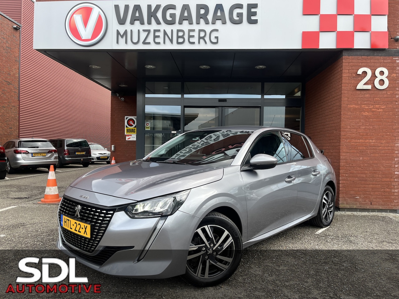 Peugeot 208 - 1.2 PureTech Allure // HALF LEDER // NAVI+CARPLAY // CAMERA+SENSOREN // CLIMA // CRUISE // - AutoWereld.nl